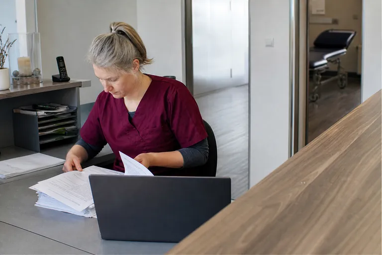 MFA ordnet Wartungsrechnungen und Prüfprotokolle an einem Arbeitsplatz